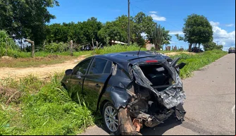 Carro popular colide com carreta na cidade de Alvorada do Gurguéia